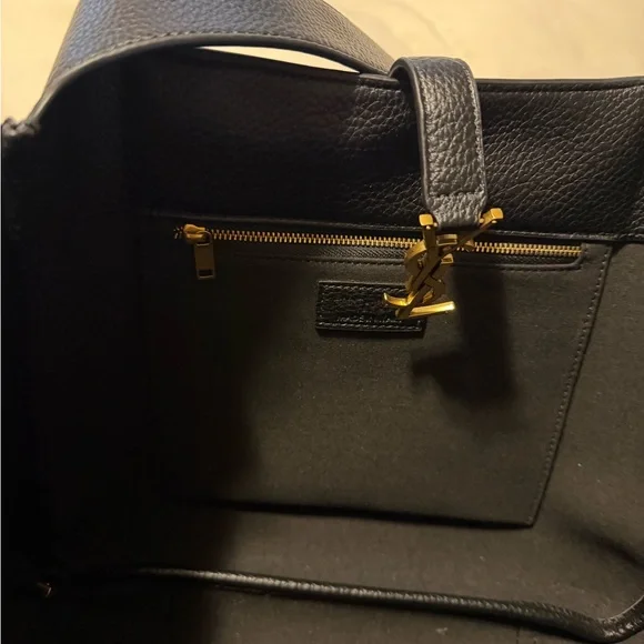 Elegant Black Leather Shoulder Bag with Gold Accent - Picture 3 of 4
